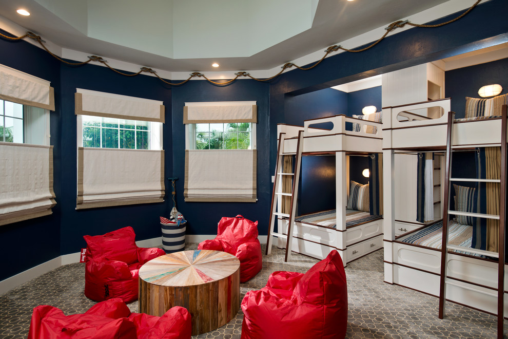 Immagine di una grande cameretta da letto stile marinaro con pareti blu e moquette