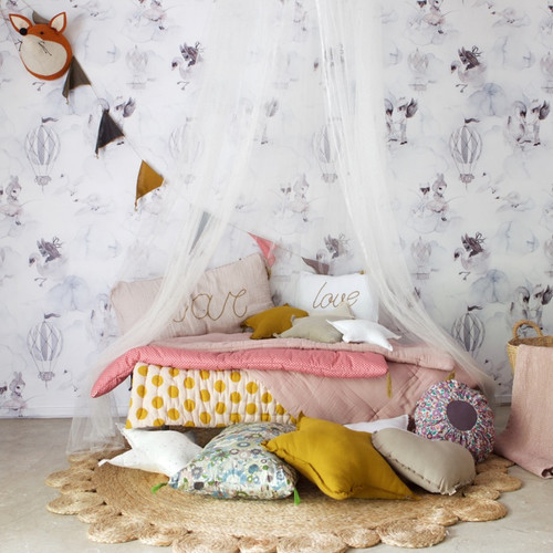 Minimalistisk inredning av ett småbarnsrum kombinerat med sovrum