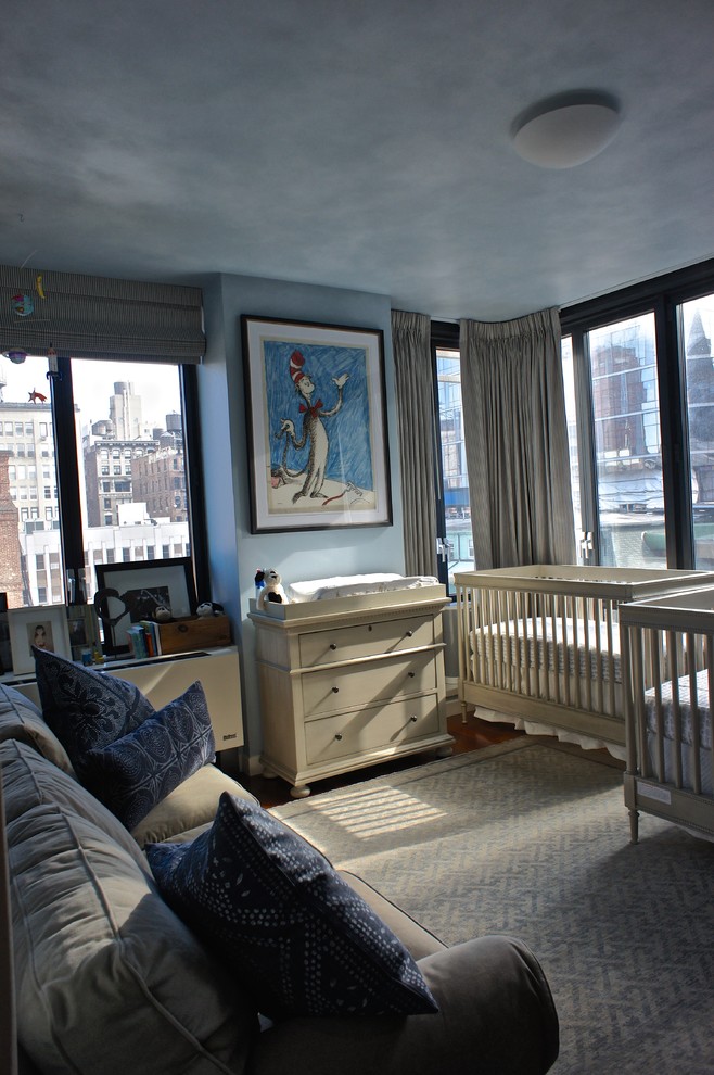 Idéer för ett litet eklektiskt könsneutralt småbarnsrum kombinerat med sovrum, med blå väggar