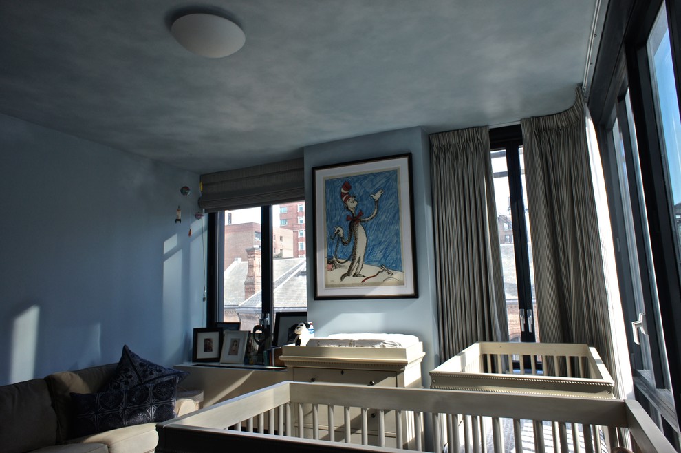 Idéer för att renovera ett litet eklektiskt könsneutralt småbarnsrum kombinerat med sovrum, med blå väggar