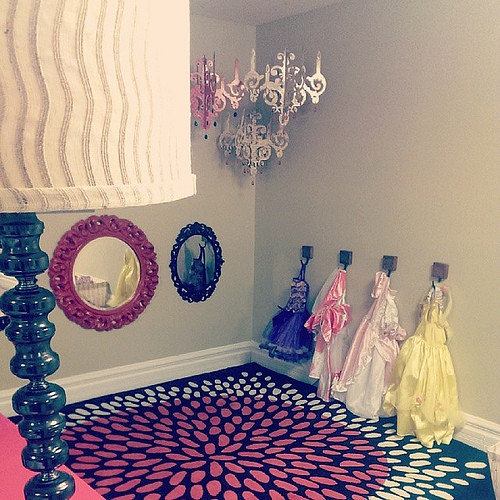 Großes Stilmix Mädchenzimmer mit Spielecke, beiger Wandfarbe und Teppichboden in Chicago