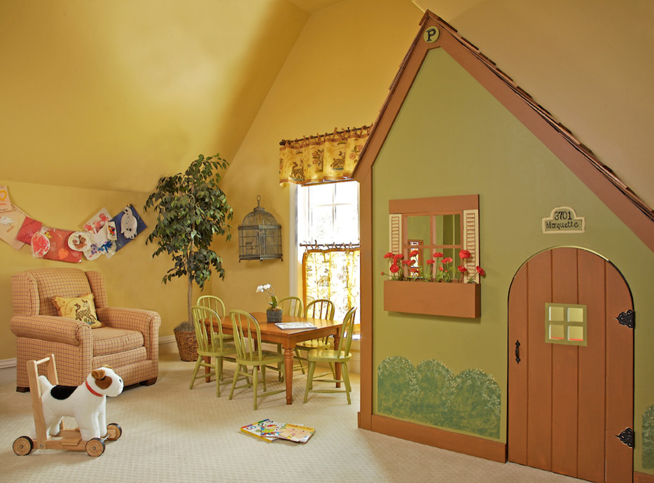 Immagine di una cameretta per bambini da 4 a 10 anni tradizionale di medie dimensioni con pareti gialle e moquette