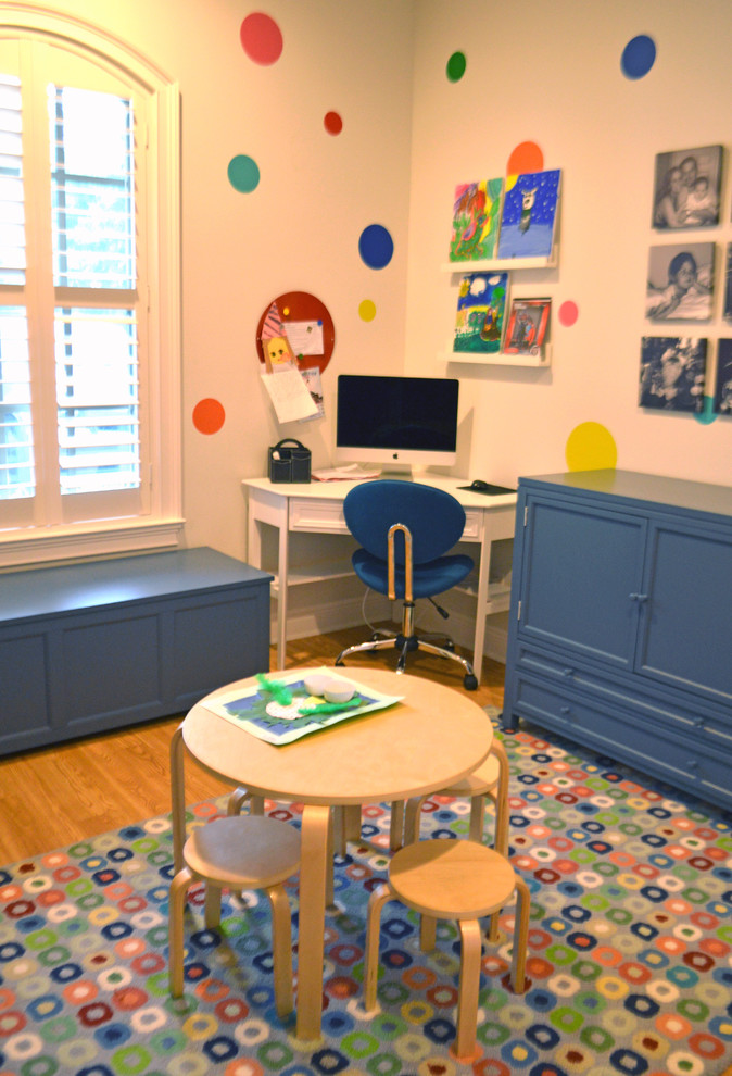 Modelo de dormitorio infantil de 4 a 10 años contemporáneo de tamaño medio con paredes grises y suelo de madera clara