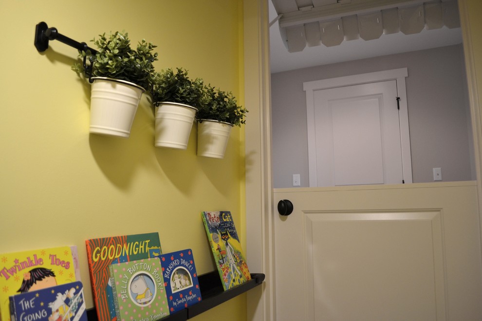 Bild på ett litet eklektiskt könsneutralt barnrum kombinerat med lekrum, med gula väggar, heltäckningsmatta och grått golv