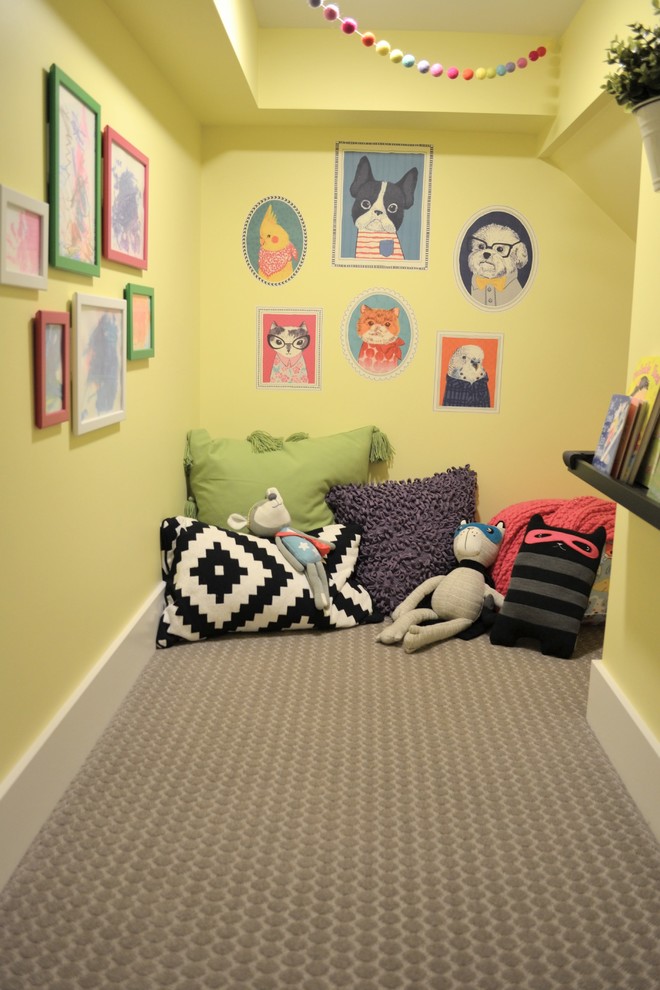Eklektisk inredning av ett litet könsneutralt barnrum kombinerat med lekrum, med gula väggar, heltäckningsmatta och grått golv