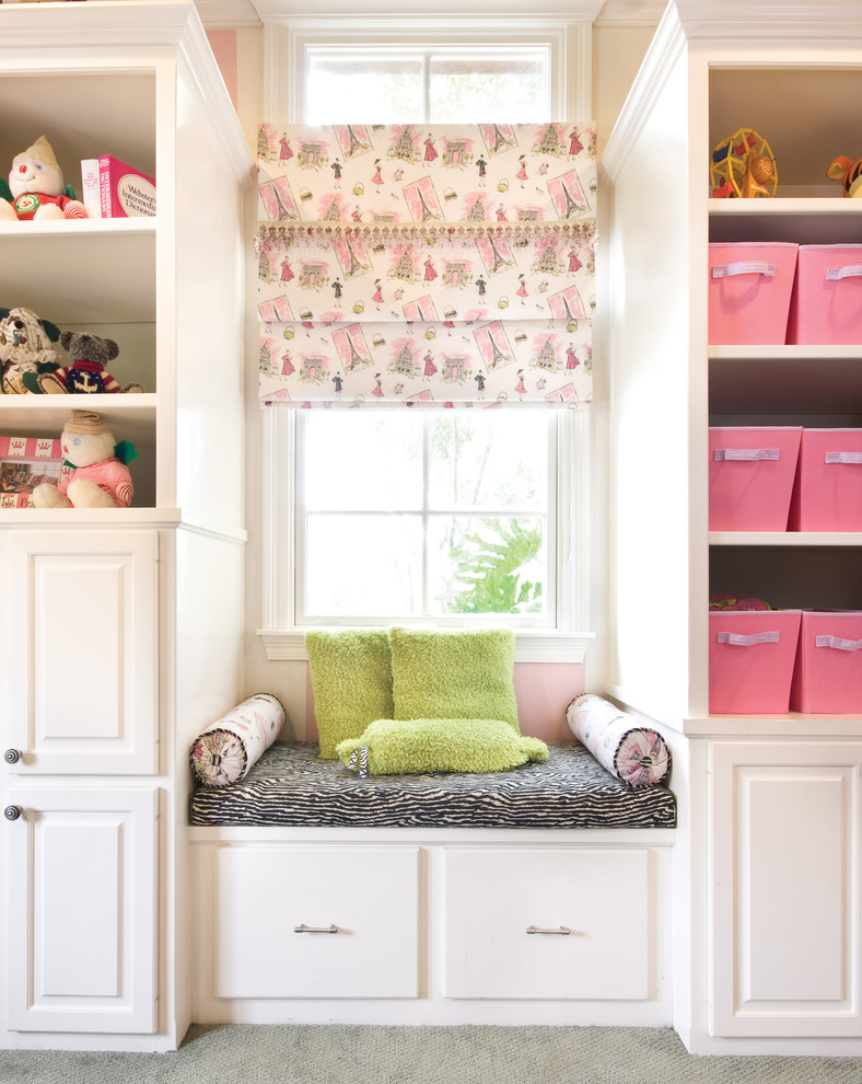 Immagine di una cameretta per bambini da 4 a 10 anni classica di medie dimensioni con pareti rosa, moquette e pavimento grigio