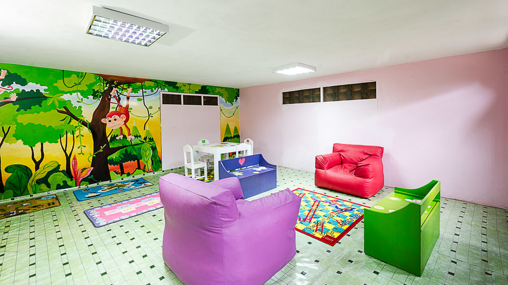 Idéer för stora funkis könsneutrala barnrum kombinerat med lekrum och för 4-10-åringar, med flerfärgade väggar, heltäckningsmatta och grönt golv