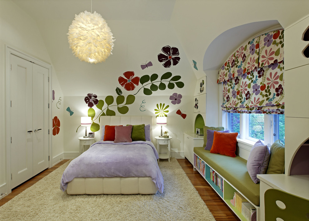 Mittelgroßes Modernes Kinderzimmer mit Schlafplatz, weißer Wandfarbe und braunem Holzboden in Toronto