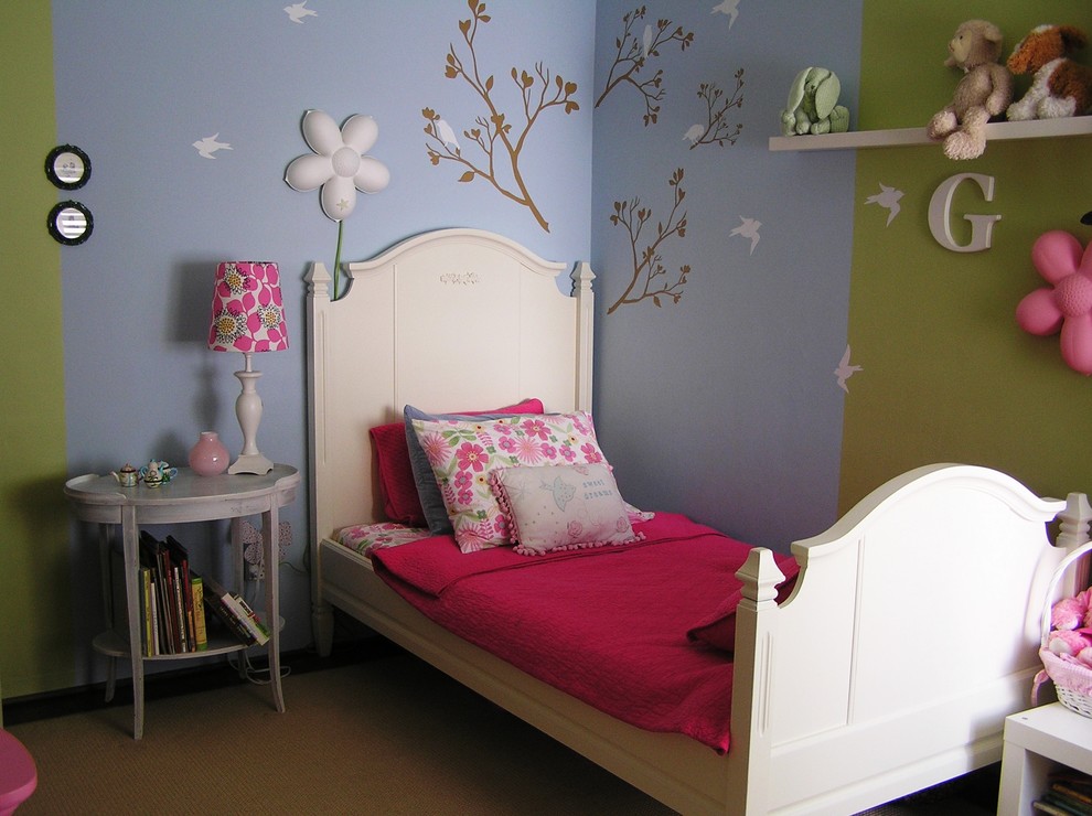На фото: детская в стиле фьюжн с спальным местом, синими стенами и ковровым покрытием для ребенка от 4 до 10 лет, девочки, двоих детей с