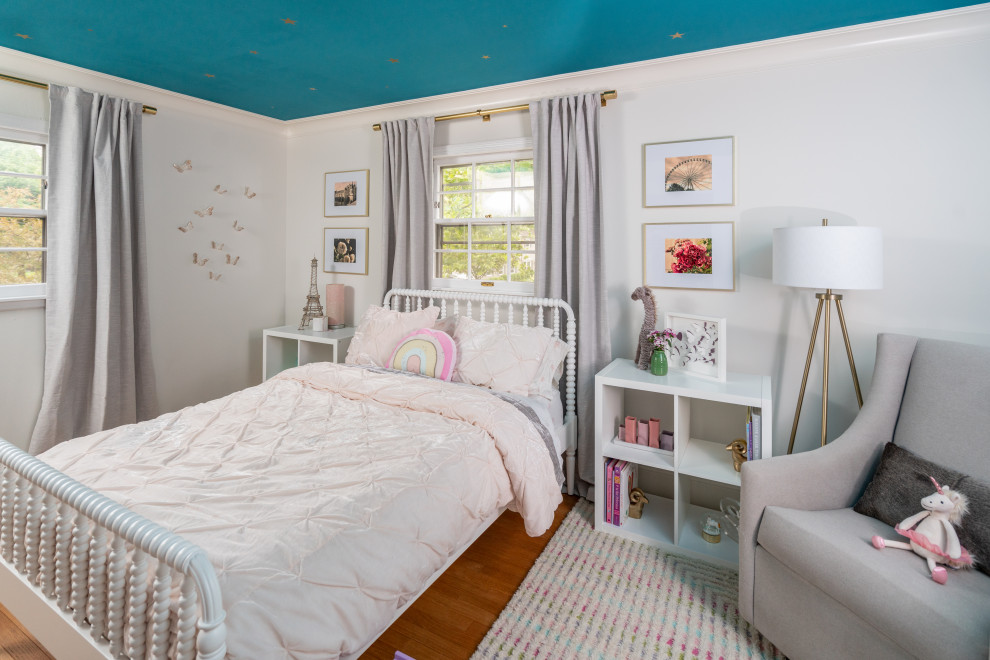 Immagine di una cameretta per bambini chic con pareti bianche, pavimento in legno massello medio, pavimento marrone e soffitto in carta da parati