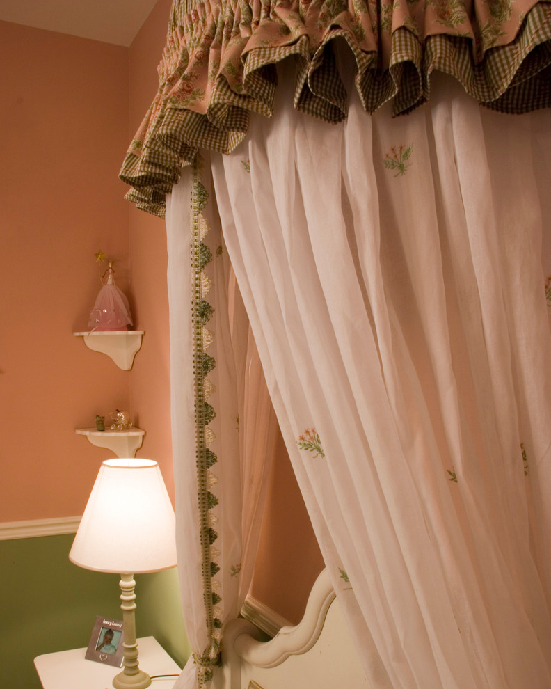 Idéer för ett mellanstort klassiskt flickrum kombinerat med sovrum och för 4-10-åringar, med rosa väggar och heltäckningsmatta