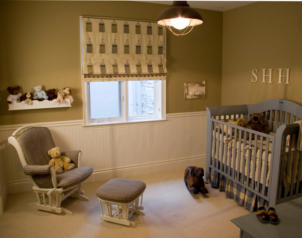 Mittelgroßes, Neutrales Klassisches Babyzimmer mit gelber Wandfarbe und Teppichboden in Toronto