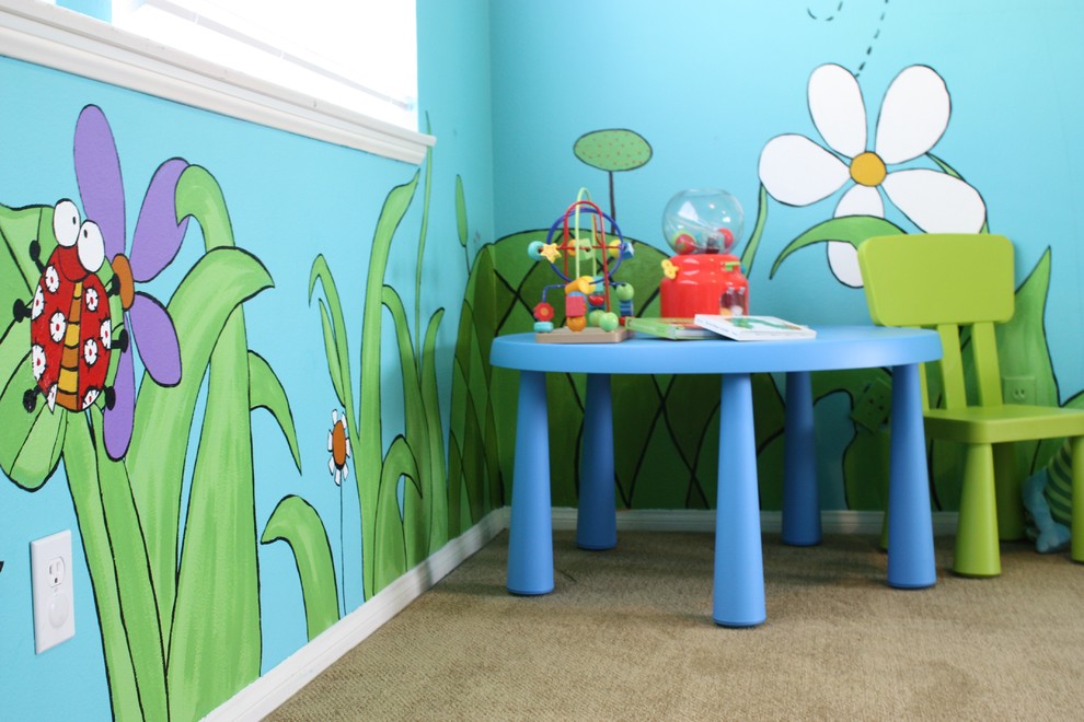 Aménagement d'une salle de jeux d'enfant éclectique avec un mur multicolore.