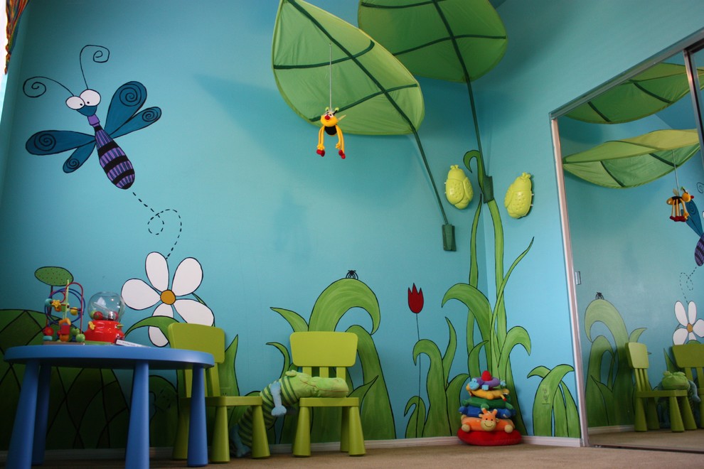 Idée de décoration pour une salle de jeux d'enfant bohème avec un mur bleu.