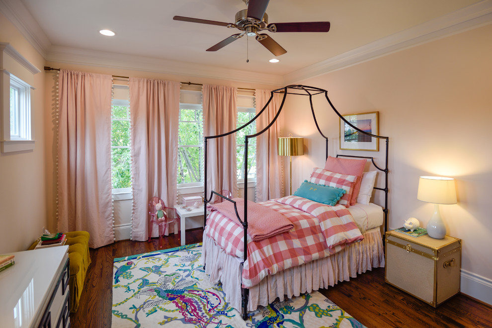 Inspiration för mellanstora klassiska flickrum kombinerat med sovrum och för 4-10-åringar, med rosa väggar och mellanmörkt trägolv