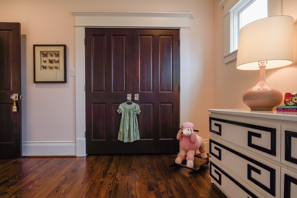 Foto på ett mellanstort vintage flickrum kombinerat med sovrum och för 4-10-åringar, med rosa väggar och mellanmörkt trägolv