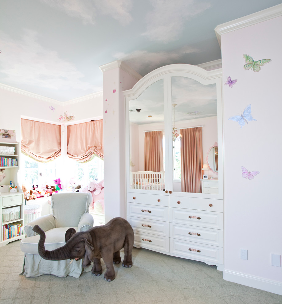 Modelo de dormitorio infantil clásico grande con paredes rosas y moqueta