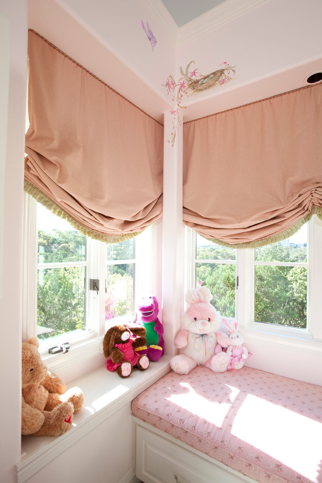 Ispirazione per una grande cameretta per bambini tradizionale con pareti rosa e moquette