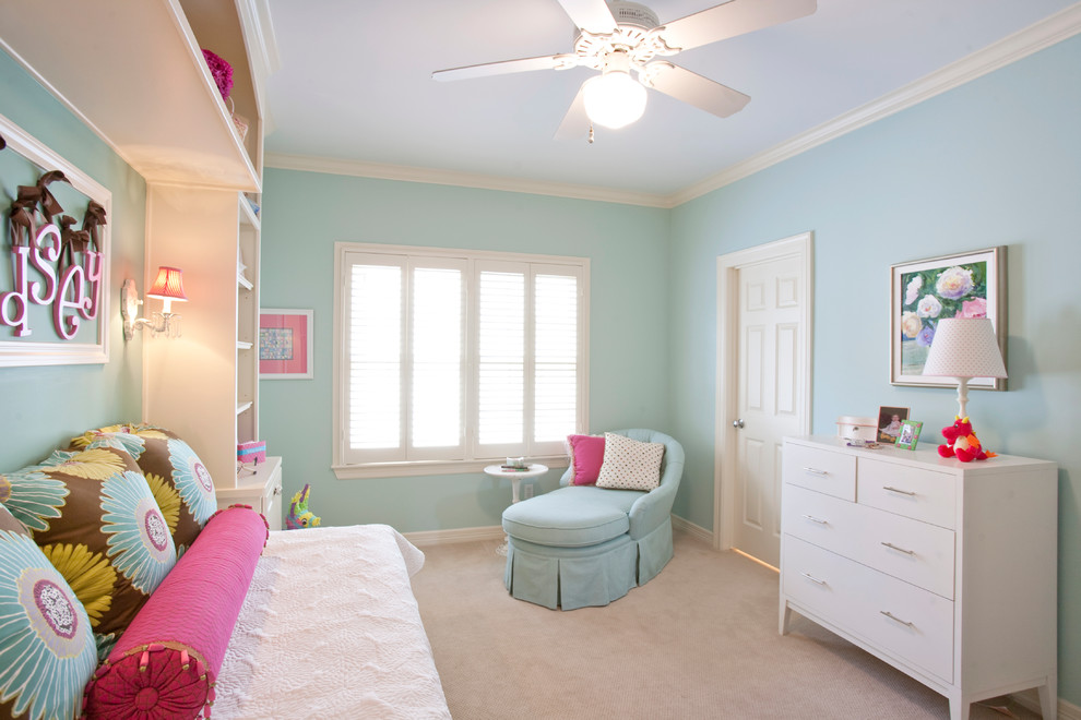Diseño de dormitorio infantil clásico renovado grande con paredes azules y moqueta