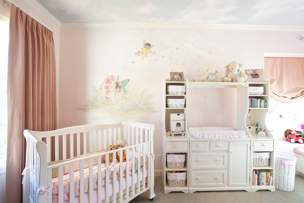 Diseño de dormitorio infantil clásico grande con paredes rosas y moqueta