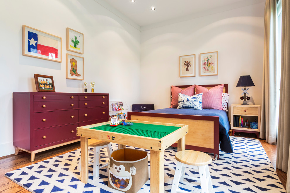 Klassisk inredning av ett mellanstort pojkrum kombinerat med sovrum och för 4-10-åringar, med vita väggar och ljust trägolv