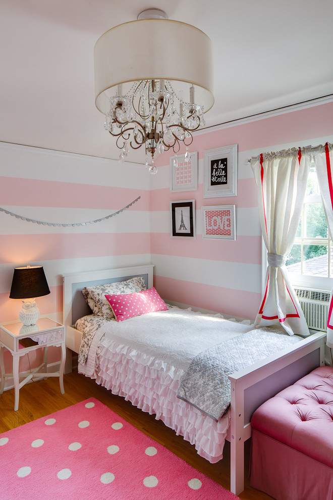 Foto på ett vintage flickrum kombinerat med sovrum, med flerfärgade väggar och mellanmörkt trägolv