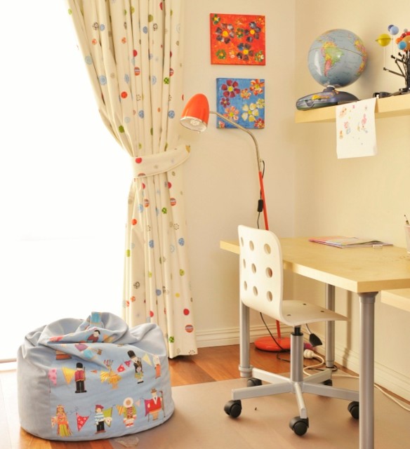 Imagen de habitación de niño actual con escritorio