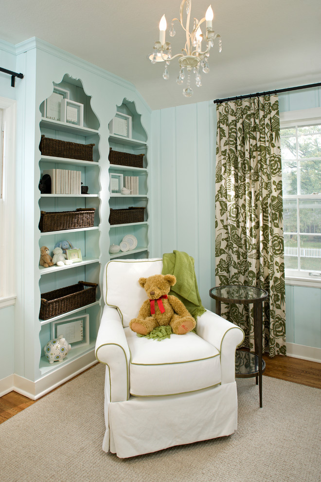Imagen de habitación infantil unisex tradicional con paredes azules y suelo de madera en tonos medios