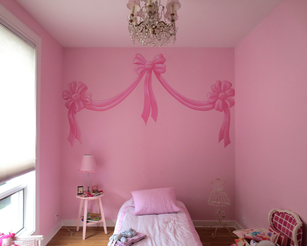 Ispirazione per una cameretta per bambini minimal con pareti rosa e parquet chiaro