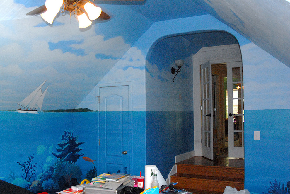 Bild på ett funkis könsneutralt barnrum kombinerat med lekrum, med blå väggar och ljust trägolv