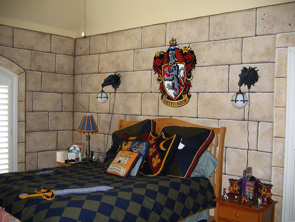 На фото: детская в стиле модернизм с спальным местом, бежевыми стенами и ковровым покрытием для ребенка от 4 до 10 лет, мальчика