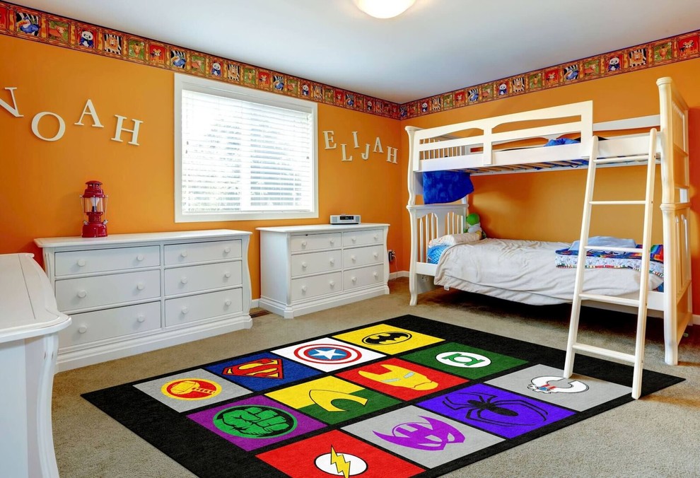 Idee per una grande cameretta per bambini minimal con pareti arancioni, moquette e pavimento beige