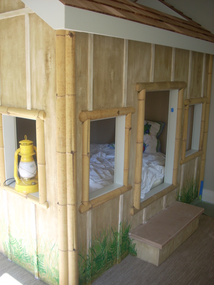 Immagine di una cameretta per bambini da 4 a 10 anni tropicale di medie dimensioni con pareti beige e moquette