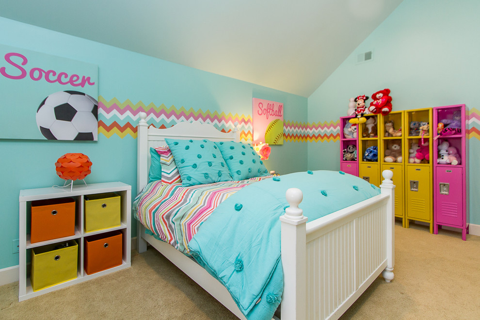 Inspiration pour une grande chambre d'enfant de 4 à 10 ans traditionnelle avec un mur bleu, moquette et un sol beige.