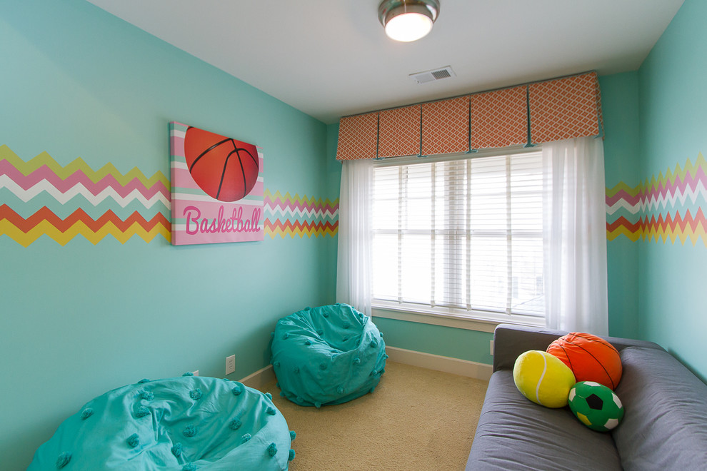 Пример оригинального дизайна: большая детская в стиле неоклассика (современная классика) с спальным местом, синими стенами, ковровым покрытием и бежевым полом для ребенка от 4 до 10 лет, девочки