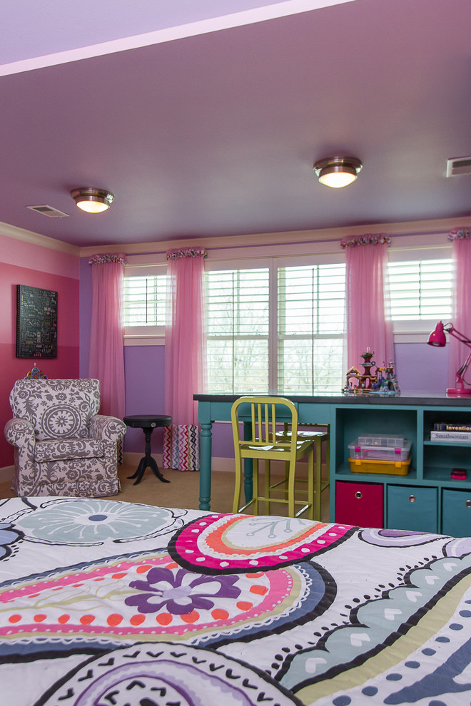 Foto di una grande cameretta per bambini tradizionale con pareti rosa, moquette e pavimento beige