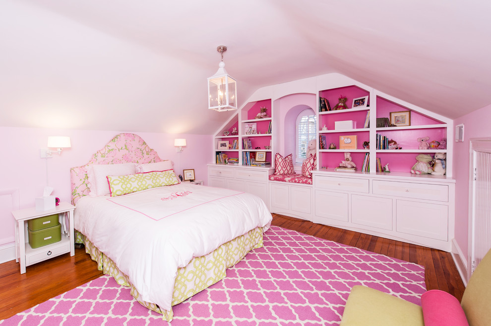 Esempio di una grande cameretta da bambina da 4 a 10 anni classica con pareti rosa e pavimento in legno massello medio