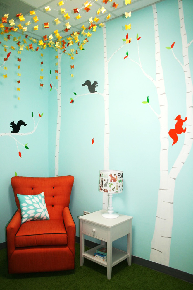 Réalisation d'une petite chambre d'enfant de 1 à 3 ans minimaliste avec un mur bleu et moquette.