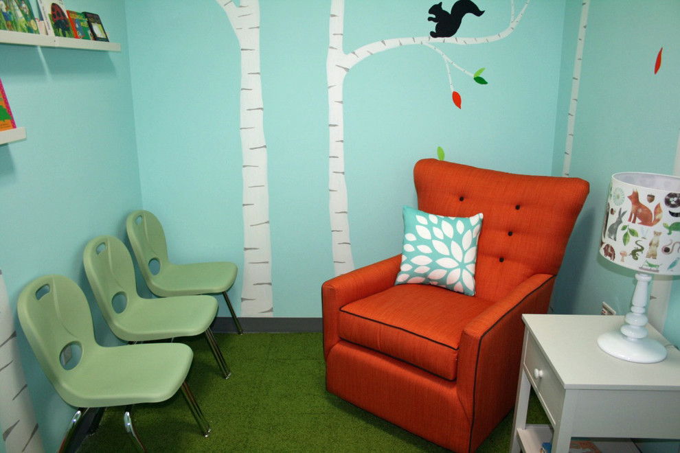 Cette image montre une petite chambre d'enfant de 1 à 3 ans minimaliste avec un mur bleu et moquette.