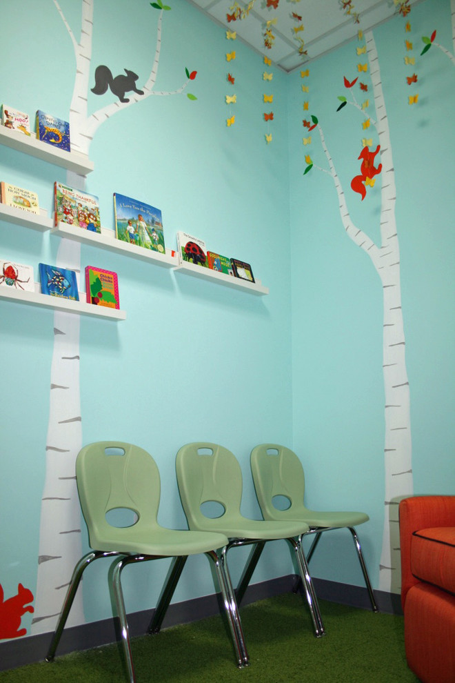 Exemple d'une petite chambre d'enfant de 1 à 3 ans moderne avec un mur bleu et moquette.