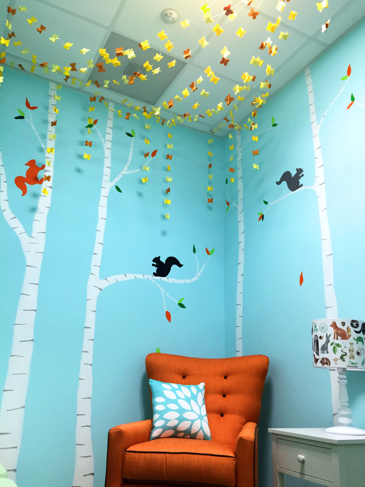 Idéer för ett litet modernt könsneutralt småbarnsrum kombinerat med lekrum, med blå väggar och heltäckningsmatta