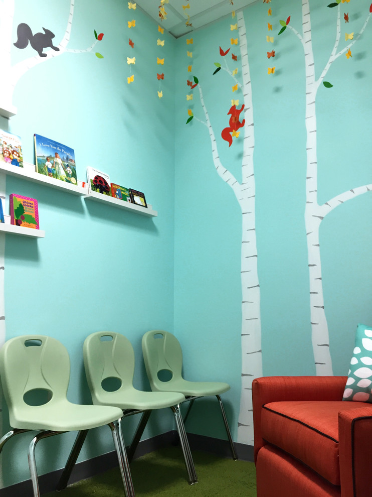 Réalisation d'une petite chambre d'enfant de 1 à 3 ans minimaliste avec un mur bleu et moquette.