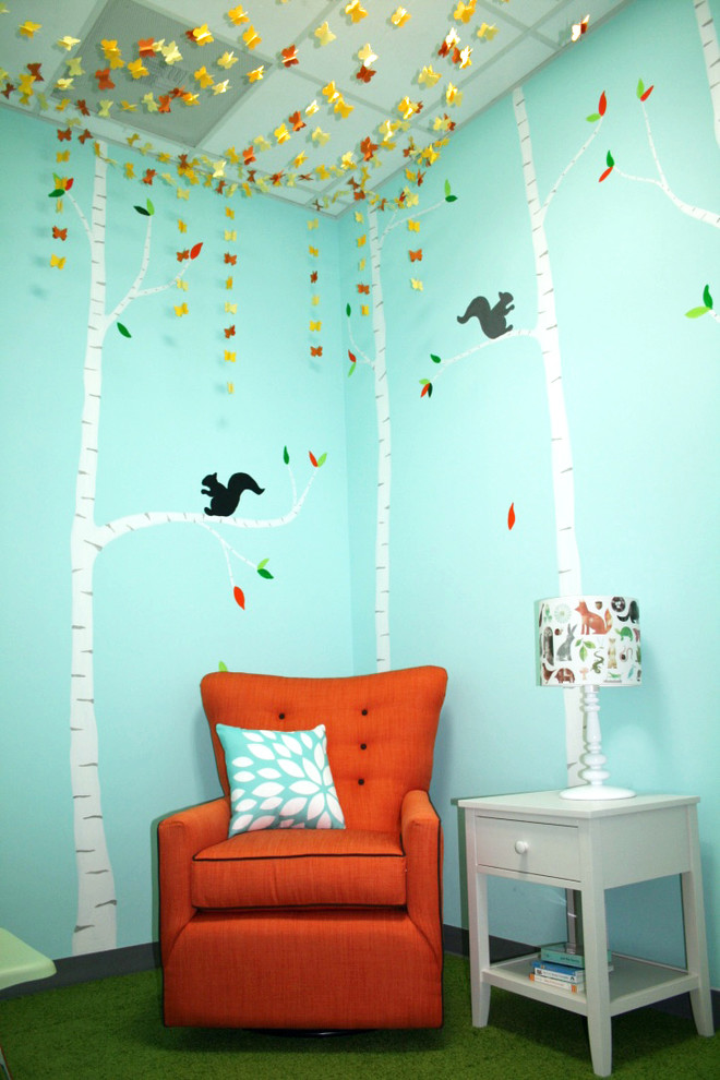 Imagen de dormitorio infantil de 1 a 3 años minimalista pequeño con paredes azules y moqueta
