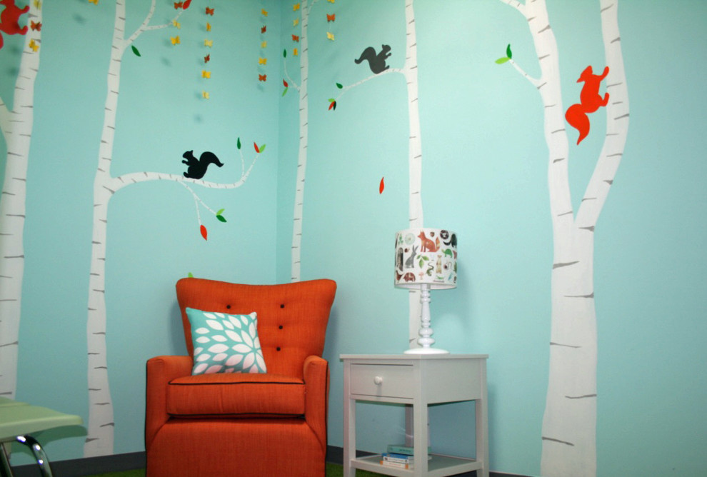 Foto på ett litet funkis könsneutralt småbarnsrum kombinerat med lekrum, med blå väggar och heltäckningsmatta