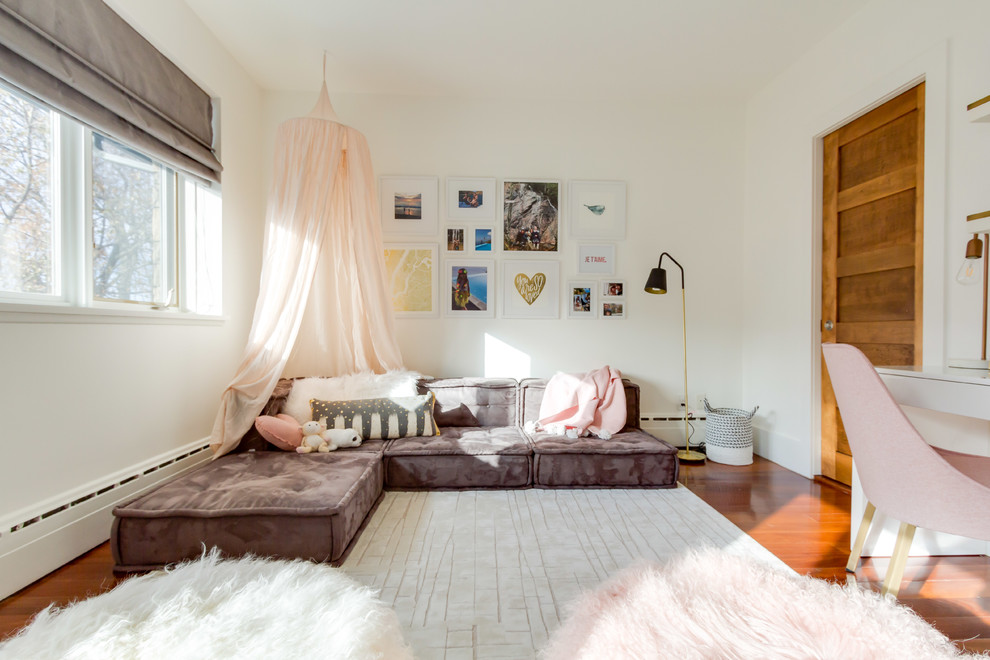 Exemple d'une chambre d'enfant de 4 à 10 ans chic de taille moyenne avec un mur blanc, un sol en bois brun et un sol marron.