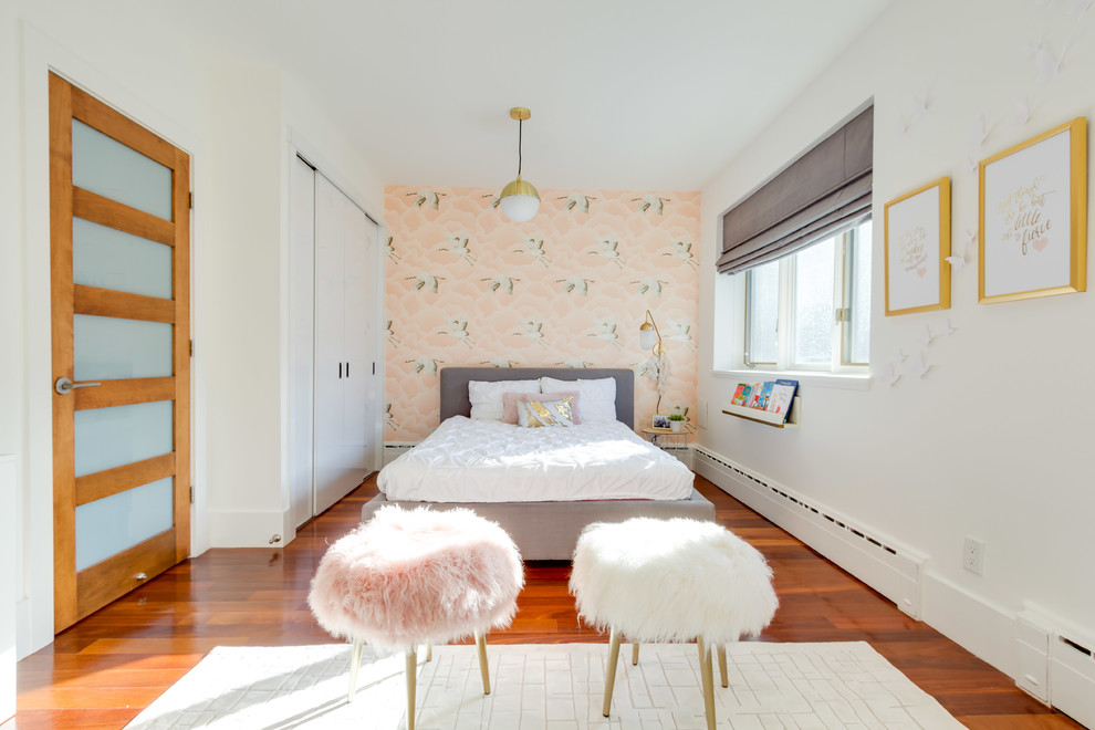 Foto di una cameretta per bambini da 4 a 10 anni design di medie dimensioni con pavimento in legno massello medio, pavimento marrone e pareti rosa