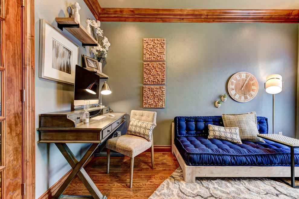 Inspiration pour une chambre d'enfant minimaliste de taille moyenne avec un bureau, un mur gris et un sol en bois brun.