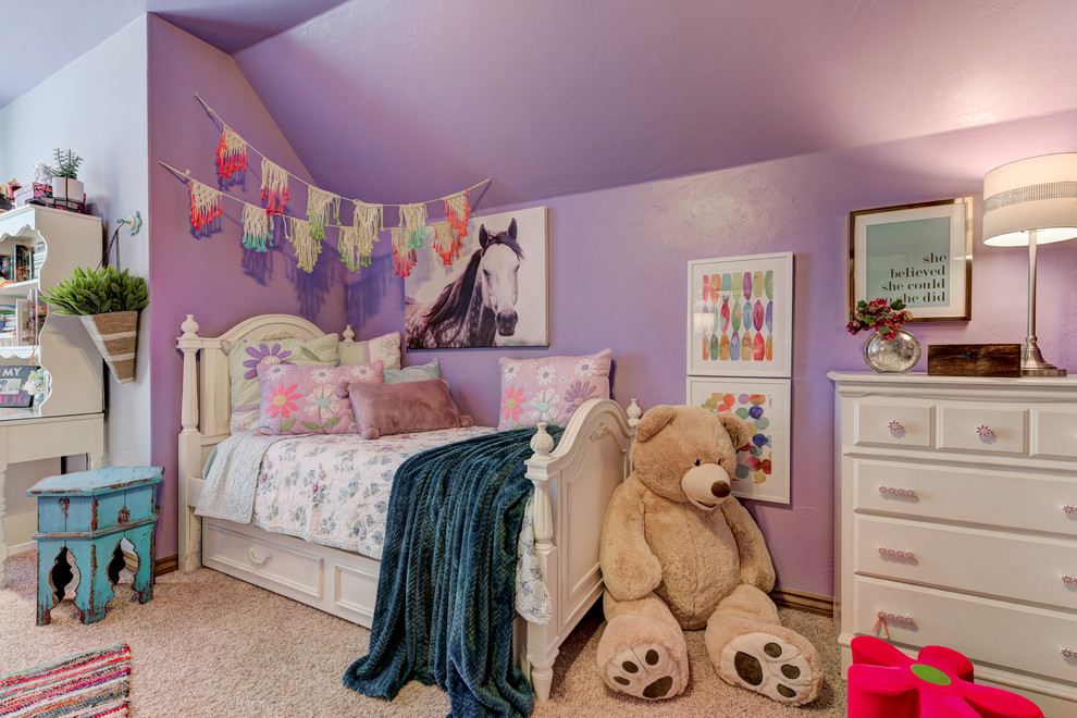 Foto på ett stort lantligt flickrum kombinerat med sovrum och för 4-10-åringar, med lila väggar