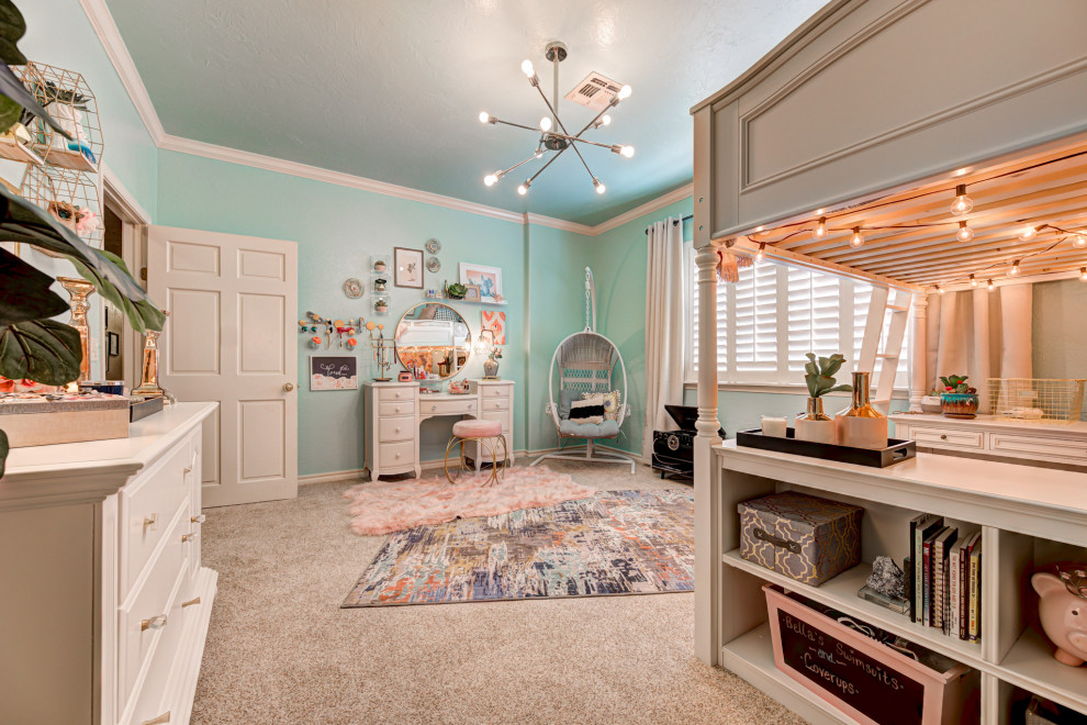 Mittelgroßes Klassisches Kinderzimmer mit Schlafplatz und blauer Wandfarbe in Oklahoma City