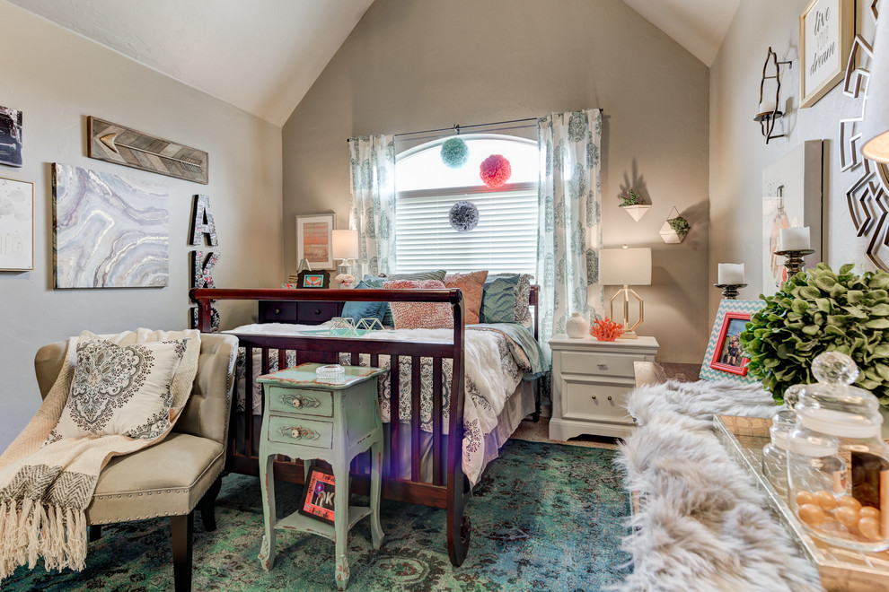 Inspiration för små klassiska barnrum kombinerat med sovrum, med grå väggar